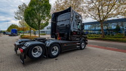 20251019-Tom-Holding-00477